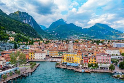 Blick auf den kleinen Hafen und einige Häuser in Riva del Garda.