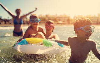 Familie spielt im Meer