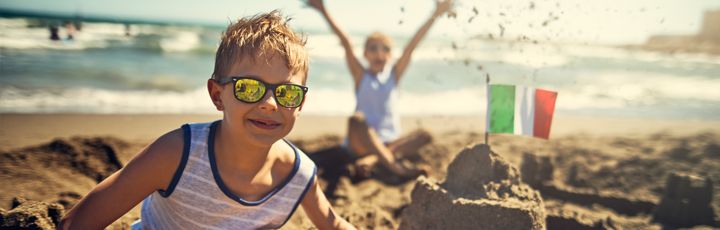 Kinder spielen im Sand