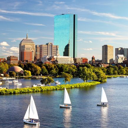 Seegelboote im Wasser vor Boston