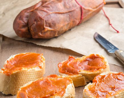 Eine Platte mit Tapas und einem Getränk.