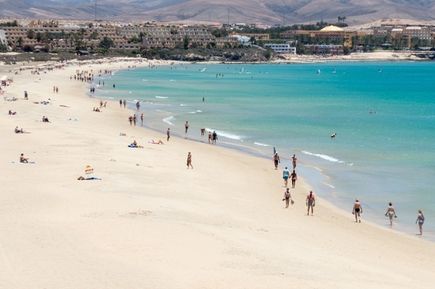 Weißer Sand und tolle Hotelanlagen am Playa de Esquinzo auf Fuerteventura.