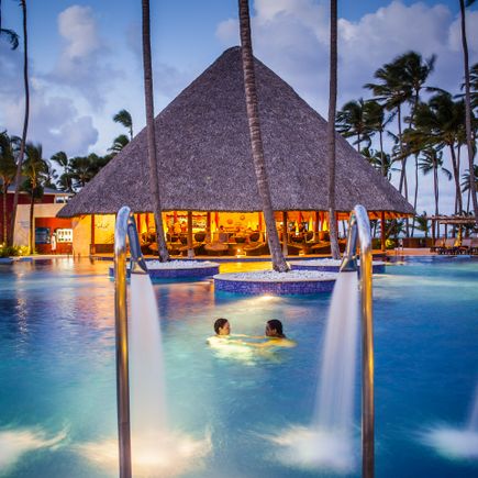 Familienurlaub Cluburlaub Zwei Personen im noblen Pool