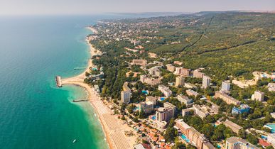 Blick über Varna aus der Vogelperspektive. Meer, Strand, Hotels und Wald.