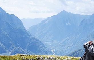 Ein Bergpfad schlängelt sich durch eine schneebedeckte Landschaft in den Schweizer Alpen, umgeben von majestätischen Gipfeln und einem klaren blauen Himmel
