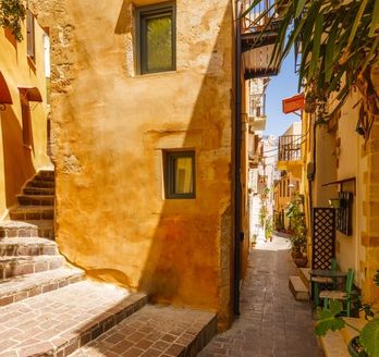 Eine enge Gasse mit alten Gebäuden.