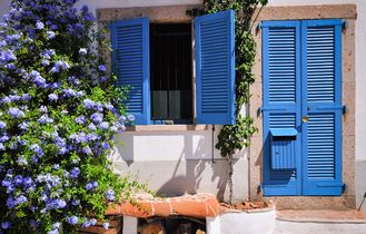 Haus mit blauen Türen und Fenstern
