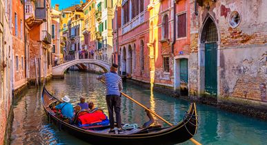 Gondel in Venedig fährt durch einen Kanal