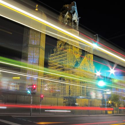 Berlin Städtereisen Urlaub Pärchen auf Hausdach in Berlin