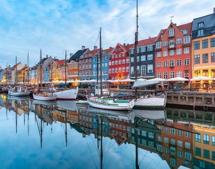 Blick auf den Nyhavn mit bunten Häusern in Kopenhagen
