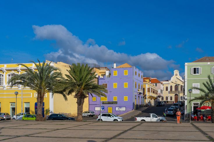Blick auf Sao Vicente Mindelo Kapverden Architektur im Stadtbild mit bunten Häusern 