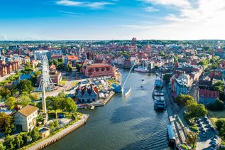 Die Altstadt von Danzig, inmitten fließt der Fluss Weichsel.