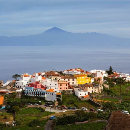 Agulo Stadt mit Vulkan Teide im Hintergrund
