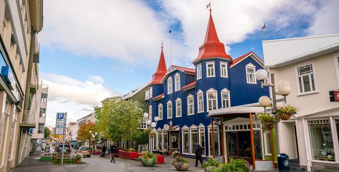 Blick auf die schönen Gebäude der Altstadt von  Akureyri