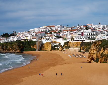 Blick über den Strand , im Hintergrund sieht man die Stadt Faro
