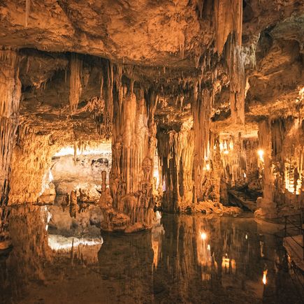 Urlaub auf Sardinien Tropfsteinhöhle mit Stalaktiten und Stalagmiten