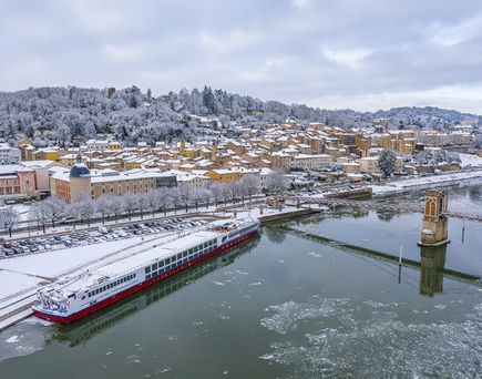Flusskreuzfahrtschiff steht im Hafen