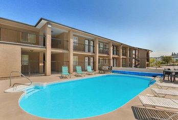 Hotel, Travelodge by Wyndham Kamloops Mountview