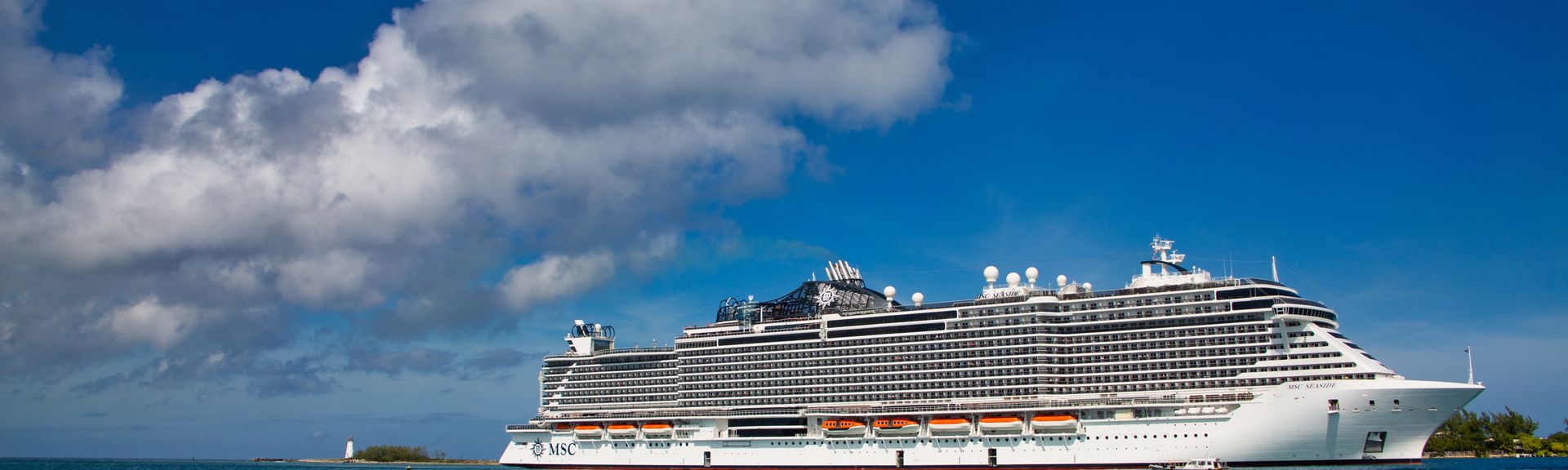 Von Hamburg nach Amsterdam mit der MSC Magnifica  Bärbel Unkelbach  darmstadt@galeria-reisen.de C’est magnifique – Eine Kreuzfahrt mit der MSC Magnifica  Bequem ohne umzusteigen reisen wir im ICE in die Hansestadt Hamburg. An Bord genießen wir einen heißen Cappuccino, lesen dabei ein Buch und lassen die Landschaft an uns vorüberziehen. Als die Gegend immer flacher wird, ist Hamburg nicht mehr weit.  Wir stehen am Beginn unserer Seereise. Direkt vor dem Hamburger Hauptbahnhof hat MSC einen großen Empfangscounter aufgestellt und eine Mitarbeiterin heißt uns aufs herzlichste Willkommen. Sie nimmt unser Gepäck entgegen, leitet es gegen einen kleinen Obolus von EUR 5,– pro Gepäckstück direkt an das Schiff weiter und wir finden unsere Koffer an der Kabinentür wieder.  Absolut entspannt geht es jetzt mit einem Reisebus und vielen anderen Mitreisenden zum Hafen. Auch hier ist wieder alles perfekt organisiert, damit wir einchecken können. Endlich betreten wir unser schwimmendes Hotel und sind überwältigt von all der Eleganz und Großzügigkeit – die der MSC Magnifica. Auch unsere Balkonkabine gefällt uns sehr gut. Wir haben sowohl im Schrank als auch im Badezimmer viele Ablagemöglichkeiten und können alles leicht verstauen.