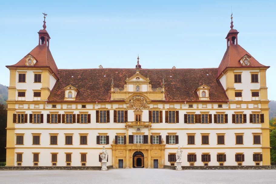 Schloss Eggenberg in weiß und orange/roter Optik.