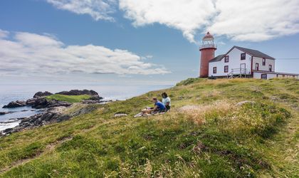 Ferryland Leuchtturm auf Berg mit 2 Picknickern auf der Wiese