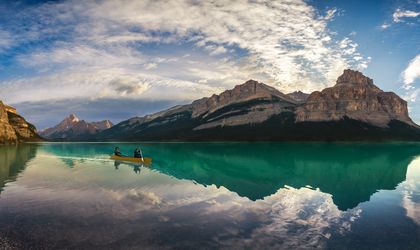 Zwei Männer im Kanu auf dem Maligne Lake vor sagenhafter Bergkulisse
