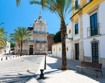 Blick in eine typische portugisische Strasse in FAro , im Hintergrund steht eine Kirche
