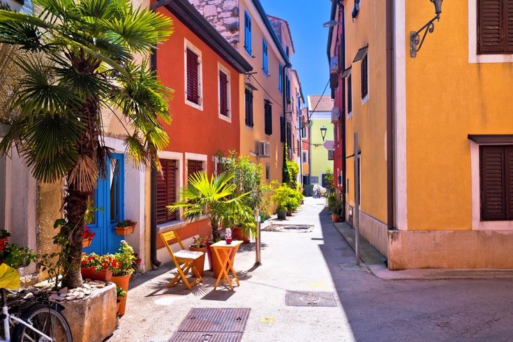 Eine enge Gasse mit Gebäuden.