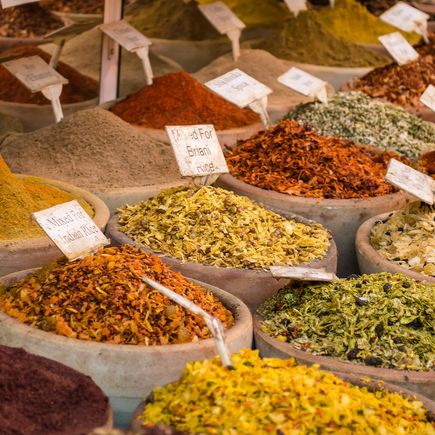 Verschieden Gewürze auf Markt