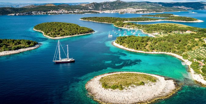 Eine Luftaufnahme von Inseln mit türkisfarbenem Wasser.