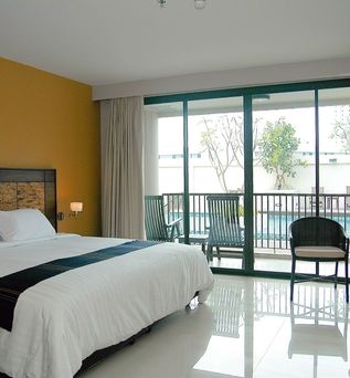 Ein modernes Schlafzimmer mit einem großen Bett und einem Balkon.