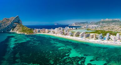 Bucht in Südspanien, Blick auf türkises Wasser und Landzunge