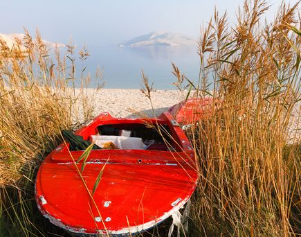 Kroatien Inseln Urlaub Pag Ruderboot am Strand