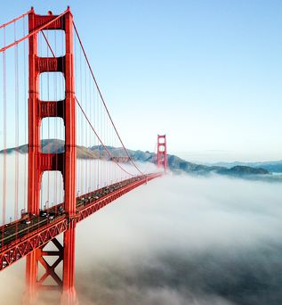 Die legendäre Golden Gate Bridge ragt faszinierend aus einem dichten Nebelmeer – ein magisch intensiver Anblick voller Fernweh.