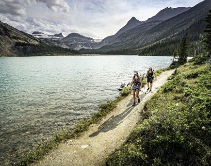 Zwei Wanderer am Lake-Louise im Banff-Nationalpark