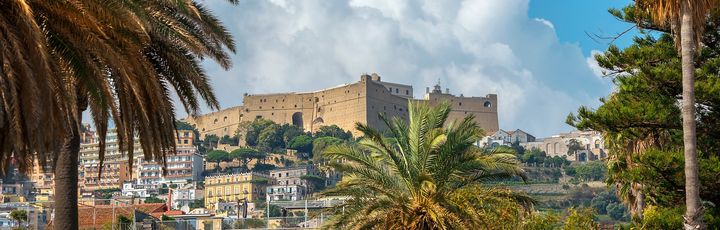 Castel Sant Elmo auf dem erhöhten Stadthügel in Neapel 