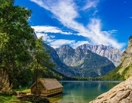 Bergpanorama und Bergsee
