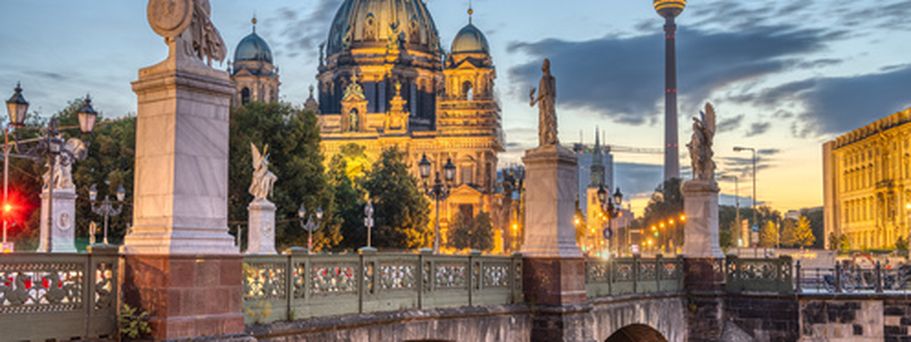 Eine Brücke über einen Fluss, mit Statuen und Gebäuden.