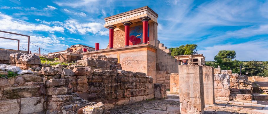 Der Palast von Knossos. Die Ruinen sind zu sehen, blauer Himmel.