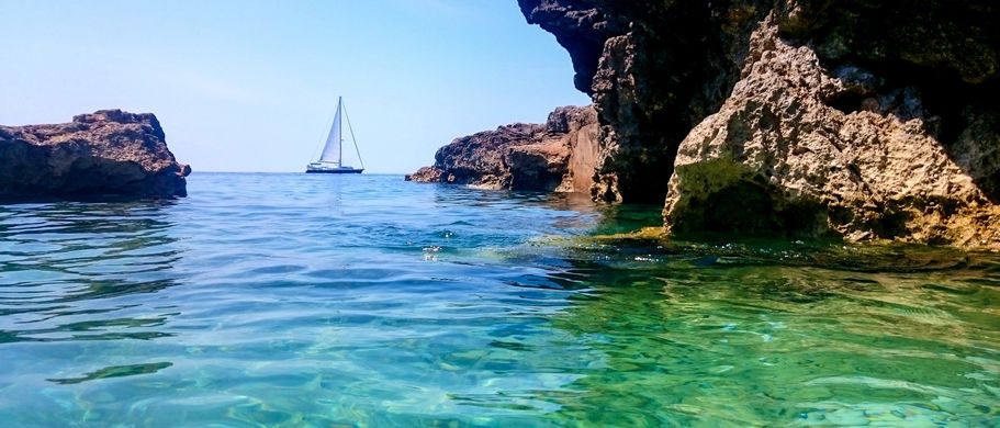 Camping Istrien Kroatien Urlaub Reisen Klares Meerwasser mit Küste und Segelboot