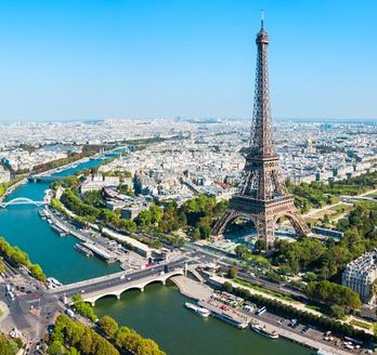 Eine Luftaufnahme von Paris mit dem Eiffelturm und der Seine.