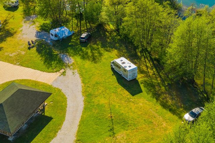 Eine Luftaufnahme eines Campingplatzes.