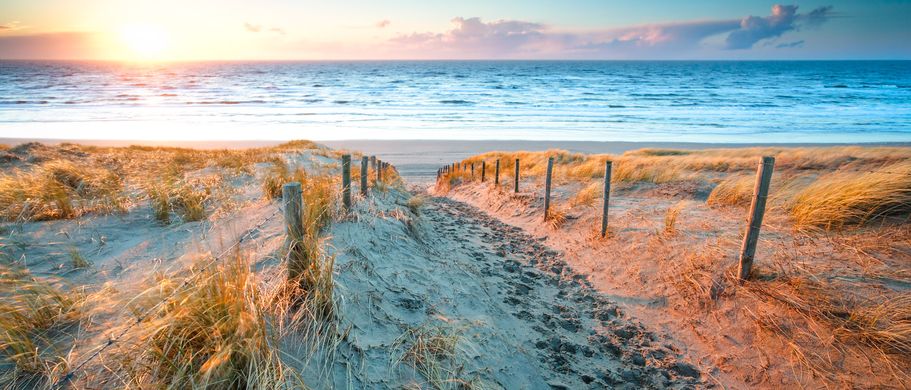 Ferienhaus Urlaub Niederlande Strand bei Sonnenuntergang