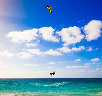Kite Surfer über dem Meer vor der Insel Sal