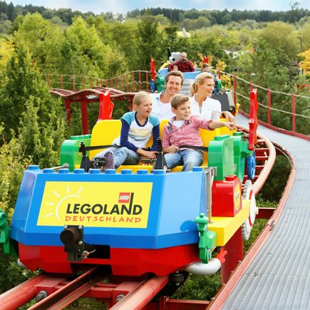Familienurlaub Aktivurlaub Freizeitpark Familie in Achterbahn im Legoland