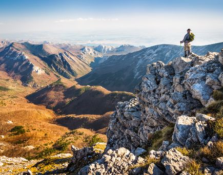 Eine felsige Landschaft mit Bergen und einem Tal.