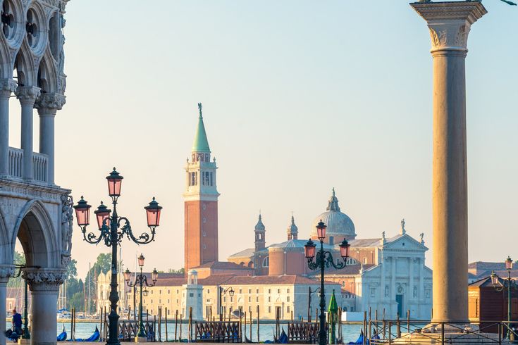 Der Markusplatz in Venedig, Italien, mit dem Campanile und den Gebäuden.