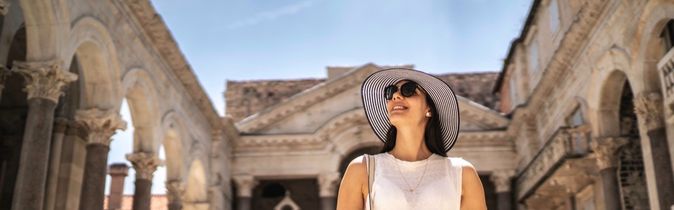 Frau erkundet schönen Platz in Split