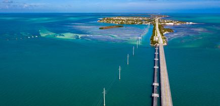 Luftaufnahme Key West Island, Florida: Autobahn und Brücken über dem blauen Meer.