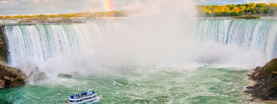 Mit dem Ausflugsboot kommt man ganz nah an die Horseshoe Falls heran. Sie sind nur ein Teil, aber der berühmte Höhepunkt der Niagara-Fälle